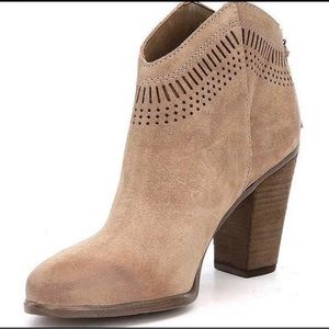 Vince Camuto Fetter ankle boots Booties size  8. Suede leather. Tan taupe color
